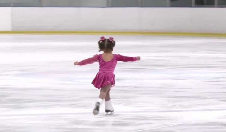 VIDEO: A little skater glides onto the ice and waves to her mom before stealing the show with the cutest performance…