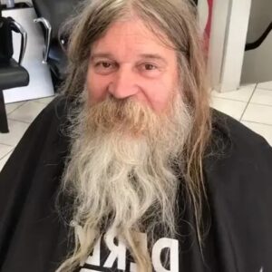 “That’s unreal!” The homeless old man turned out to be a real handsome man after a haircut