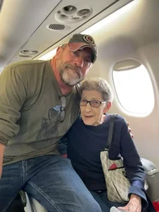 Kind man gives up his seat to 94-year-old stranger, moving her to tears