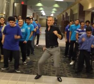 Dallas Teacher Inspires Students By Dancing To ‘Uptown Funk’