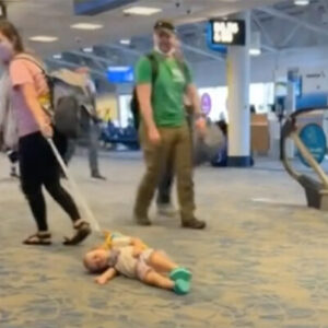 Mom slammed online for dragging her baby through airport on a leash