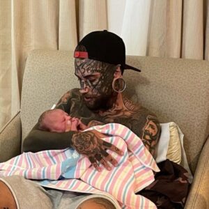 Cuteness rolls over: 24-year-old man, whose body is completely covered with tattoos, removes them for the sake of his daughter