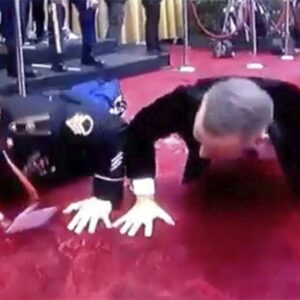 Tom Hanks engages in a joint push-up session with a U.S. Army sergeant on the Oscars’ red carpet