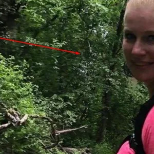 Photo Of Teacher Who Refused To Leave Student With Disability Behind On Class Trip Turns Heads, Zoom Out And You’ll See Why