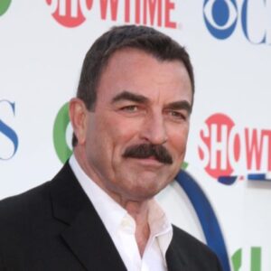 Tom Selleck ditches his trademark mustache and looks unrecognizable