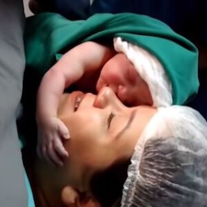 Newborn baby lovingly clings onto mom’s face and melts over 27 million hearts