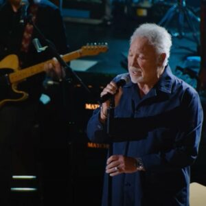 Tom Jones sings his heart out during “sold-out” performance at 81-years old