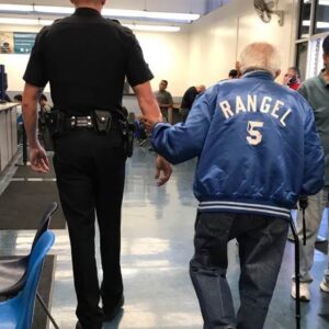 The policeman took measures related to the old man who was kicked out of Bank of America