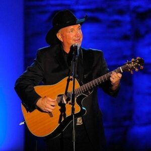 “Solace and support through music”: Garth Brooks walks off stage after reading the sign of a woman in the audience