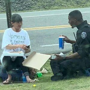 A police officer spent his lunch break sharing pizza with a homeless woman and it was captured in a heartwarming photo