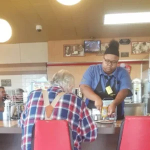 Woman takes sneak photo behind old man: Reveals what waitress is doing with his food