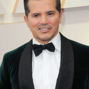 John Leguizamo Criticizes Those Still Tipping With  Bills, Reminding Them “This Ain’t The 70s”