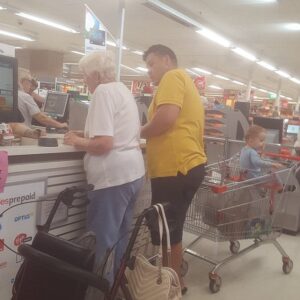 Father commits and act of generosity for this elderly woman at the grocery store