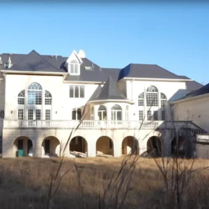 They Found An Abandoned .5M Mansion — What They Found Inside Is Astonishing