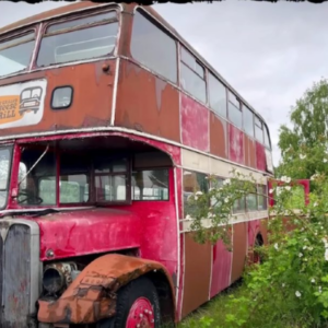 “From Commuter Bus to Cozy Home”: The Transformation of a Double-Decker