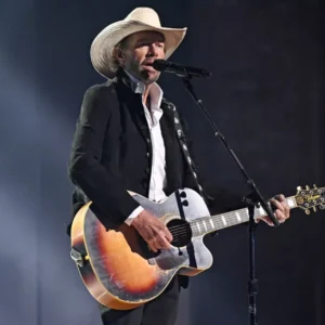 “Celebrating a Great Artist”: Tim McGraw Honors Toby Keith with Tribute Performance “Celebrating a Great Artist”: Tim McGraw Honors Toby Keith with Tribute Performance