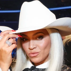 Beyonce strips naked and straddles horse for racy album snaps as fans ‘stop breathing’ Beyonce strips naked and straddles horse for racy album snaps as fans ‘stop breathing’