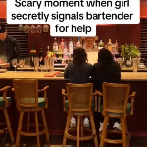 Bartender Is Confused When Woman Orders An “Angel Shot,” Until He Googles It And Rushes To Help.