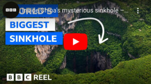 While flying a drone they saw a strange hole in the middle of a forest, but when they saw inside they couldn’t believe their eyes While flying a drone they saw a strange hole in the middle of a forest, but when they saw inside they couldn’t believe their eyes