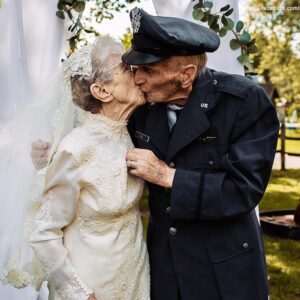 97-Year-Old Woman and Husband Finally Celebrate Their Wedding 77 Years after Saying ‘I Do’ 97-Year-Old Woman and Husband Finally Celebrate Their Wedding 77 Years after Saying ‘I Do’