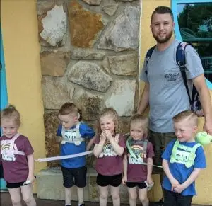 Dad gets massively shamed for putting leashes on his 5-year-old quintuplets Dad gets massively shamed for putting leashes on his 5-year-old quintuplets