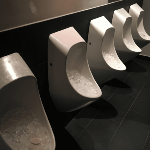 Restaurants and hotels often put ice in their toilets – What You Should Know!