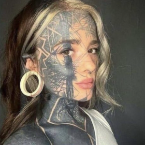 Woman with 800 tattoos shares new photo of herself without any ink. She has completely covered up all of her tattoos, and the contrast is striking!