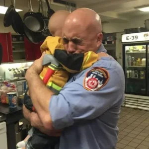 While working as a single mom at a diner, I lost track of my son – his words to a firefighter brought us all to tears