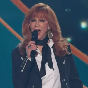 Reba McEntire Opens 2025 ACM Awards With Emotional Message to “Real People” And Brings the Audience to Tears With Merle Haggard’s “Okie from Muskogee”