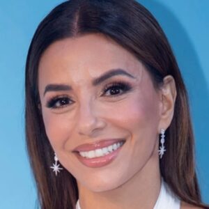 A Hollywood Star’s Beach Escape in Marbella Has Everyone Talking: Who is She?