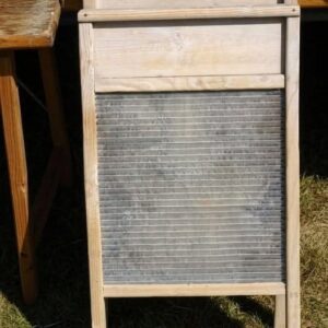 Vintage Laundry Wringer Reveals Forgotten Household History and Daily Life